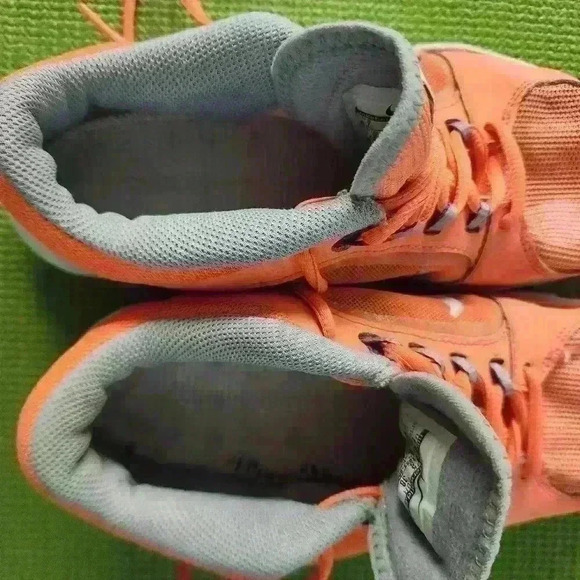 Women's Nike light weight training neon orange sneaker size 7 - Picture 2 of 9
